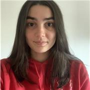 Étudiante à l'université proposant de l'aide aux devoirs